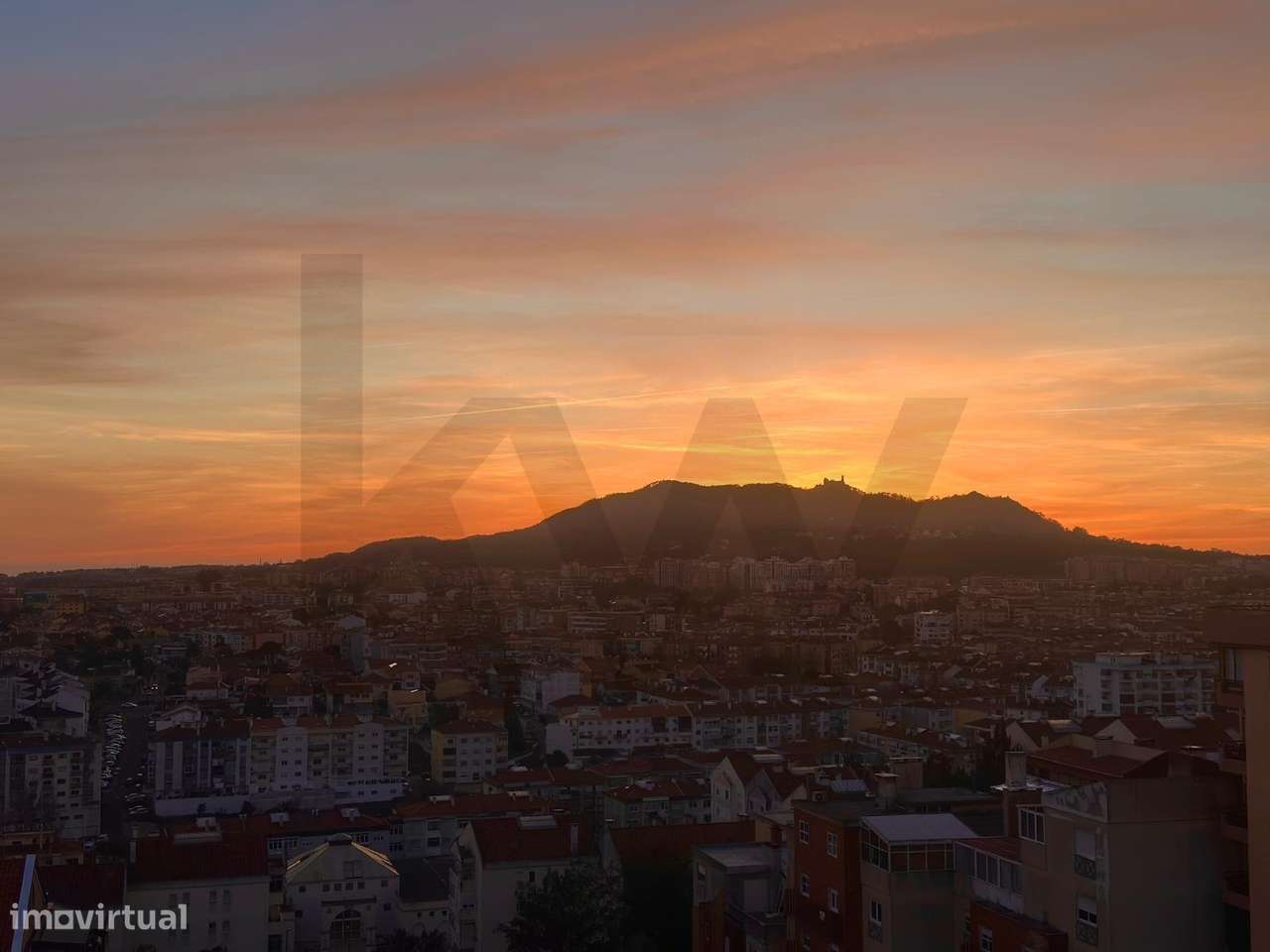 T4 no Último Piso com Terraço de 100m2 e Vista Panorâmica Deslumbrante-5