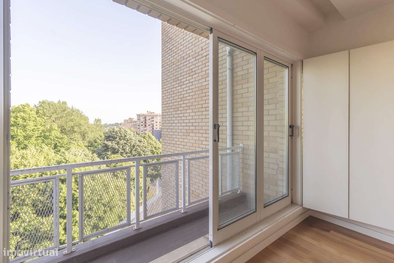 Apartamento T3, excelentes áreas 240m2 + garagem 31m2 + arrumos 4m2-39