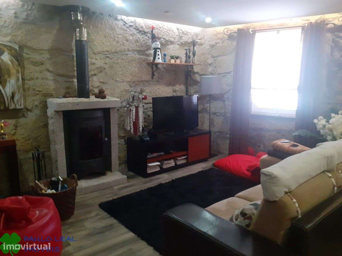 moradia com jardim e terreno com arvores fruto e cultivo - Grande imagem: 2/17