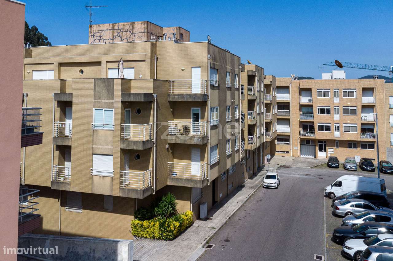 T2 em Alfena, com 130m2, duas frentes, varandas e Box para 2 carros.-18