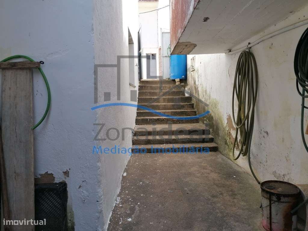 Moradia com quintal e terreno, localizada em Estribeiro, Abrigada, ...-14