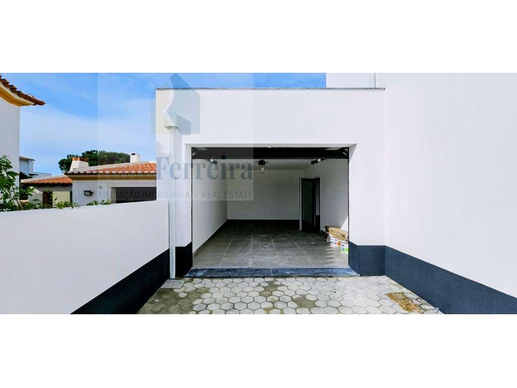 Espetacular Moradia T4 Nova, com Garagem e Logradouro!-6