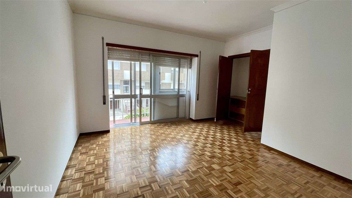 Andar de Moradia T3-Centro-Póvoa de Varzim-Garagem (30 m2)-Sotão - Grande imagem: 3/11