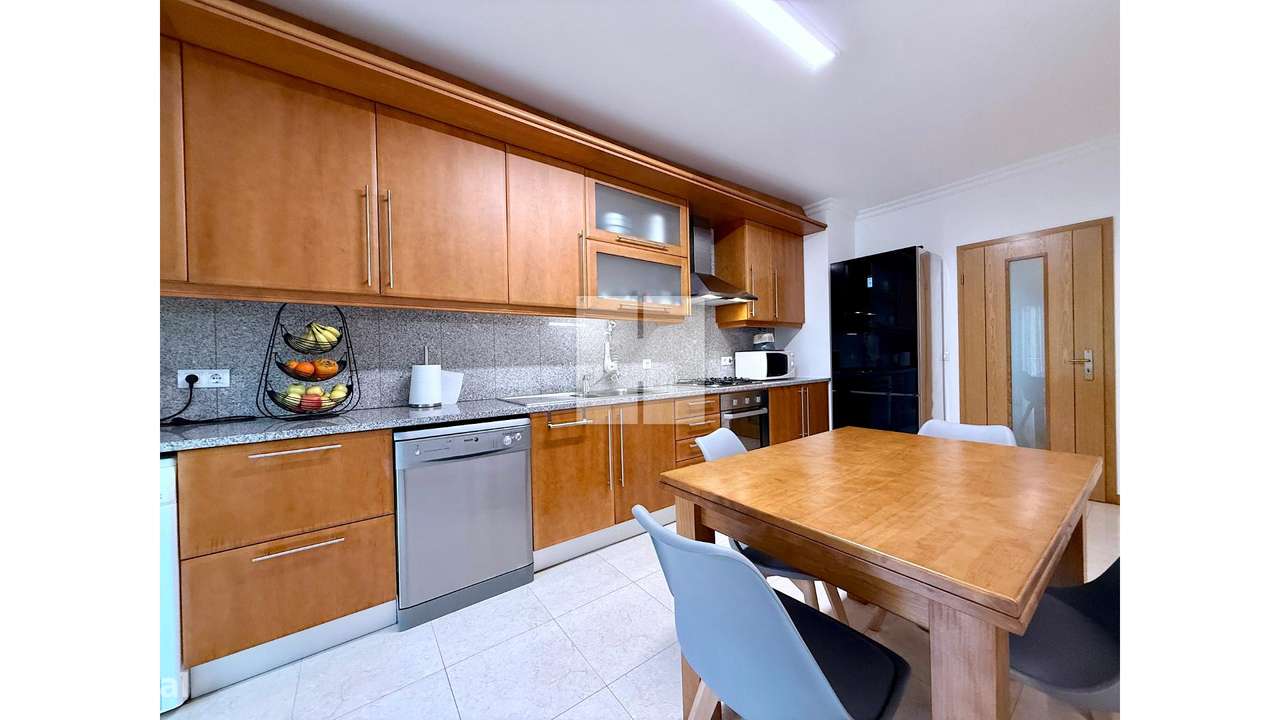 Apartamento T3 c/ Terraço e Garagem-16