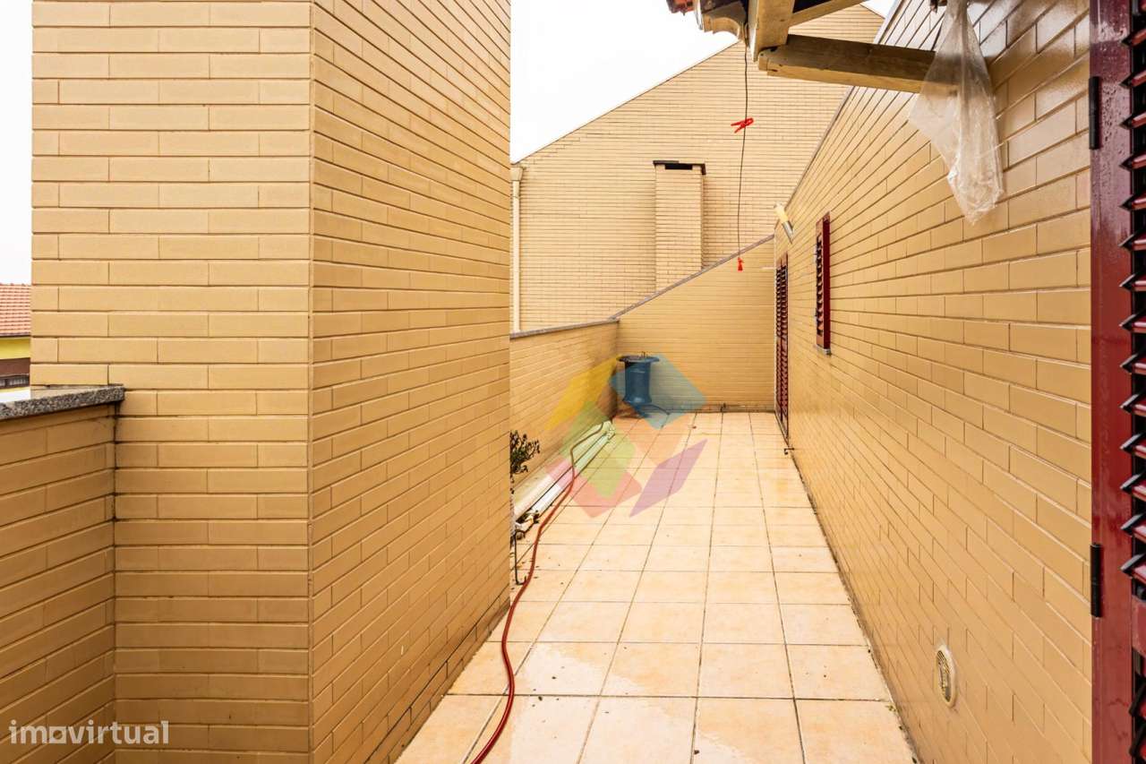 Excelente T2 no Último Andar com Terraços e Garagem em São João de-10