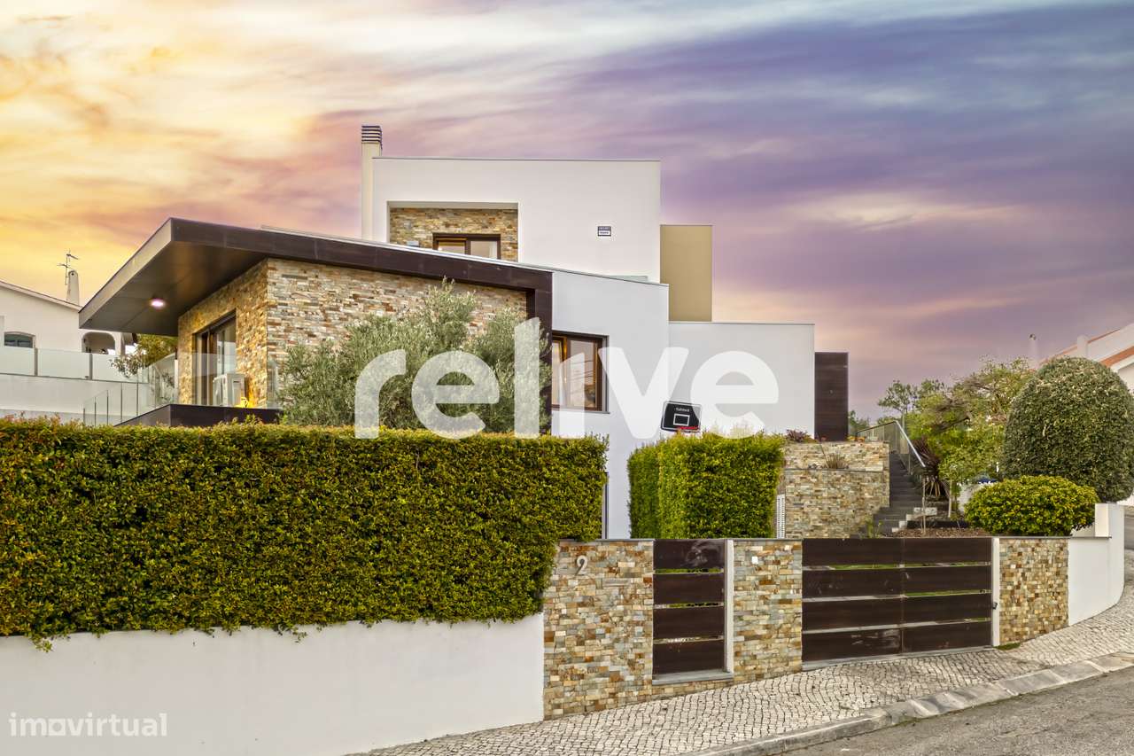 Moradia T8 com 477m2 e Terreno de 1.048m2 na Charneca da Caparica - Grande imagem: 4/47