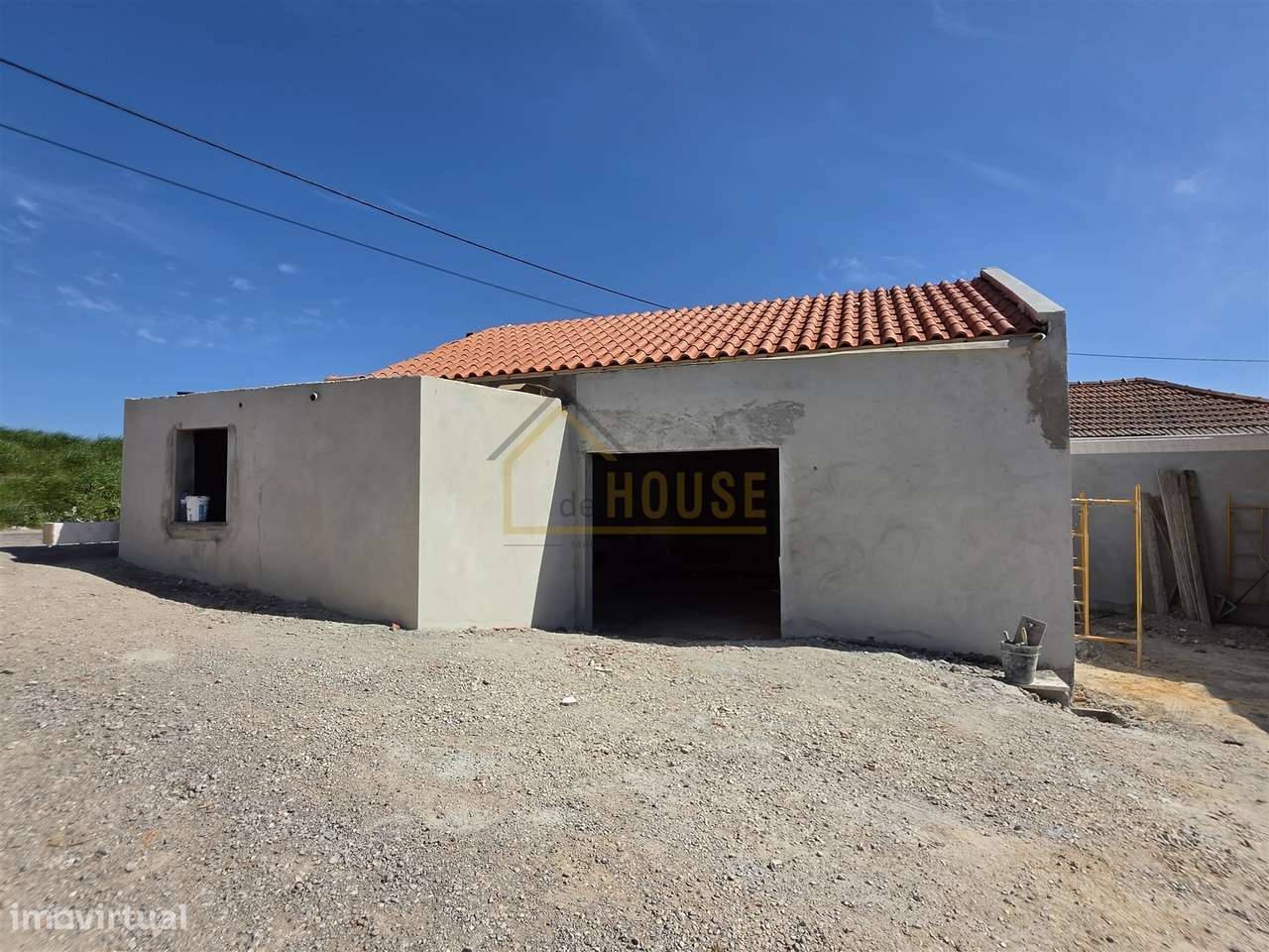 Moradia T2 com espaço exterior e adega-11