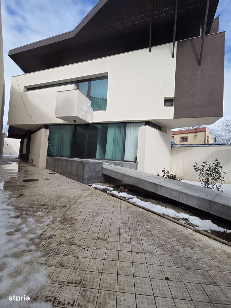 Vilă cu arhitectură futuristă și design avangardist la Cheie-0