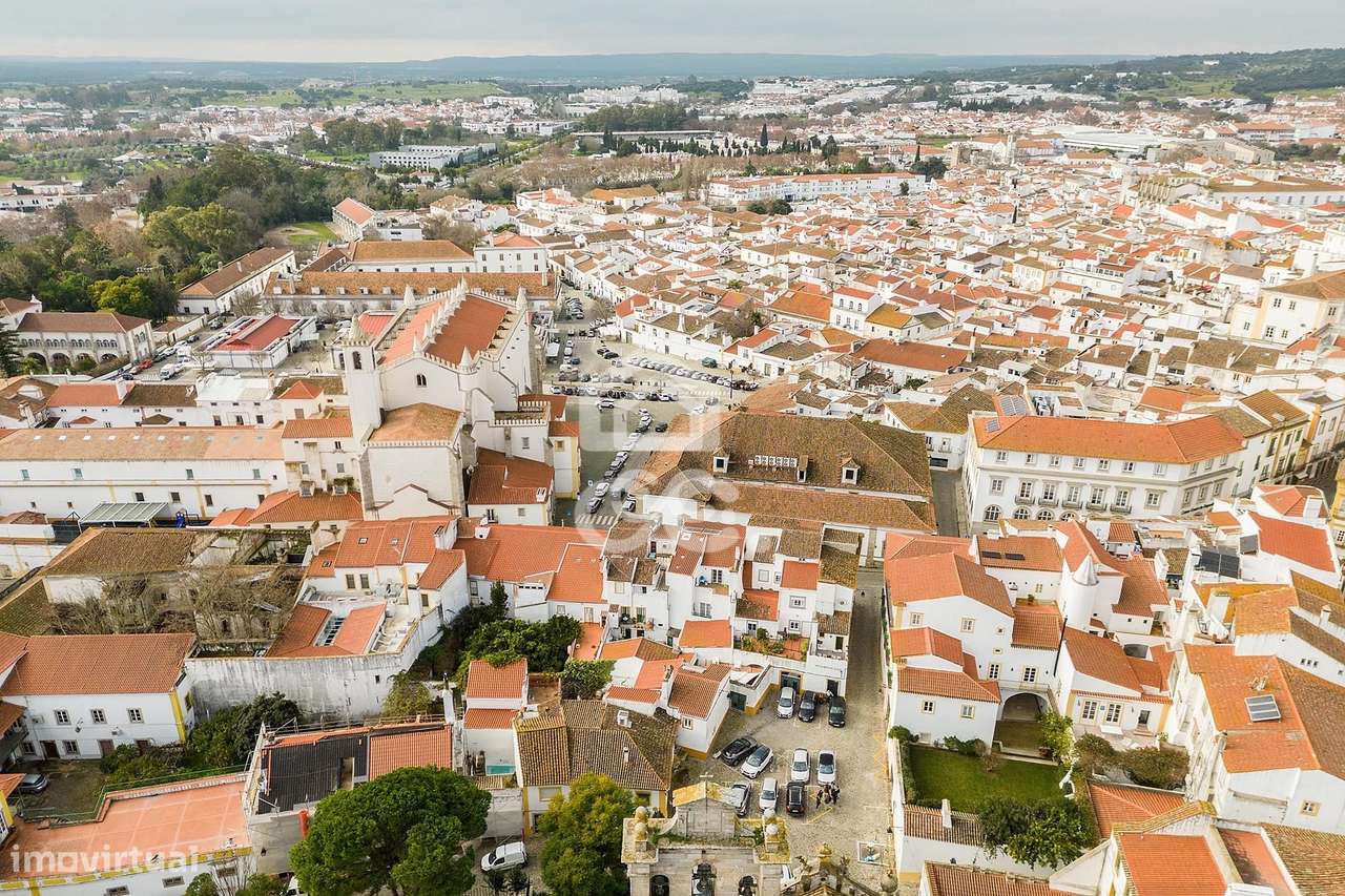 Moradia de luxo com 3 suites, pátio e varandas junto aos Meninos da Gr-58