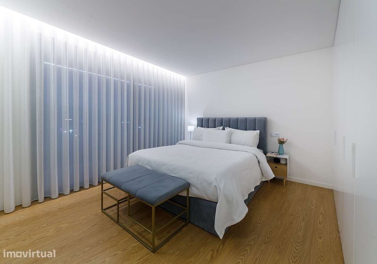 Exclusivo apartamento T3+1 seminovo, com 190m2, três frentes e box-20