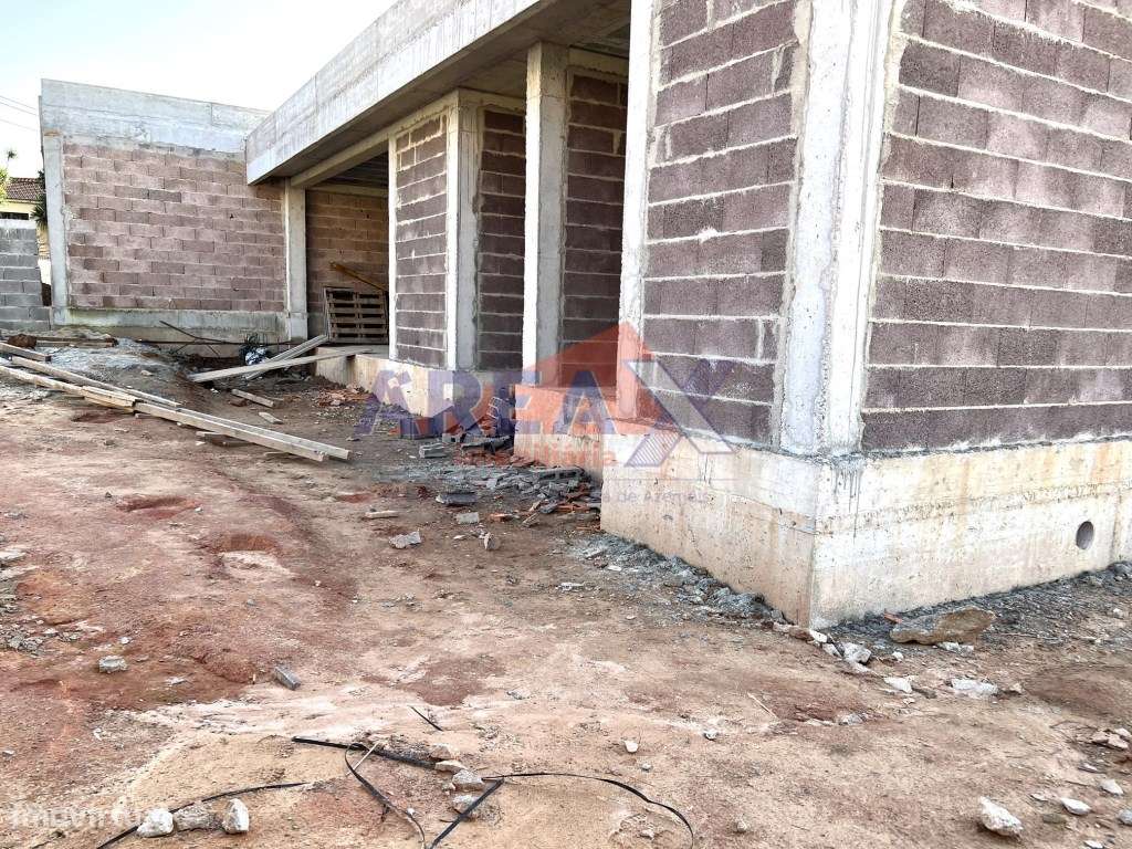 Arquitetura moderna. Moradia térrea T3+1, com garagem e logradouro.... - Grande imagem: 5/37