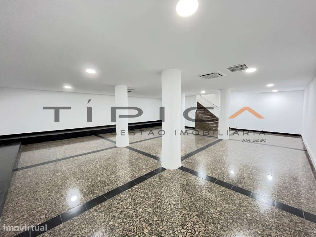 Loja com dois pisos bastante perto da Praça Paiva Couceiro - Grande imagem: 3/8