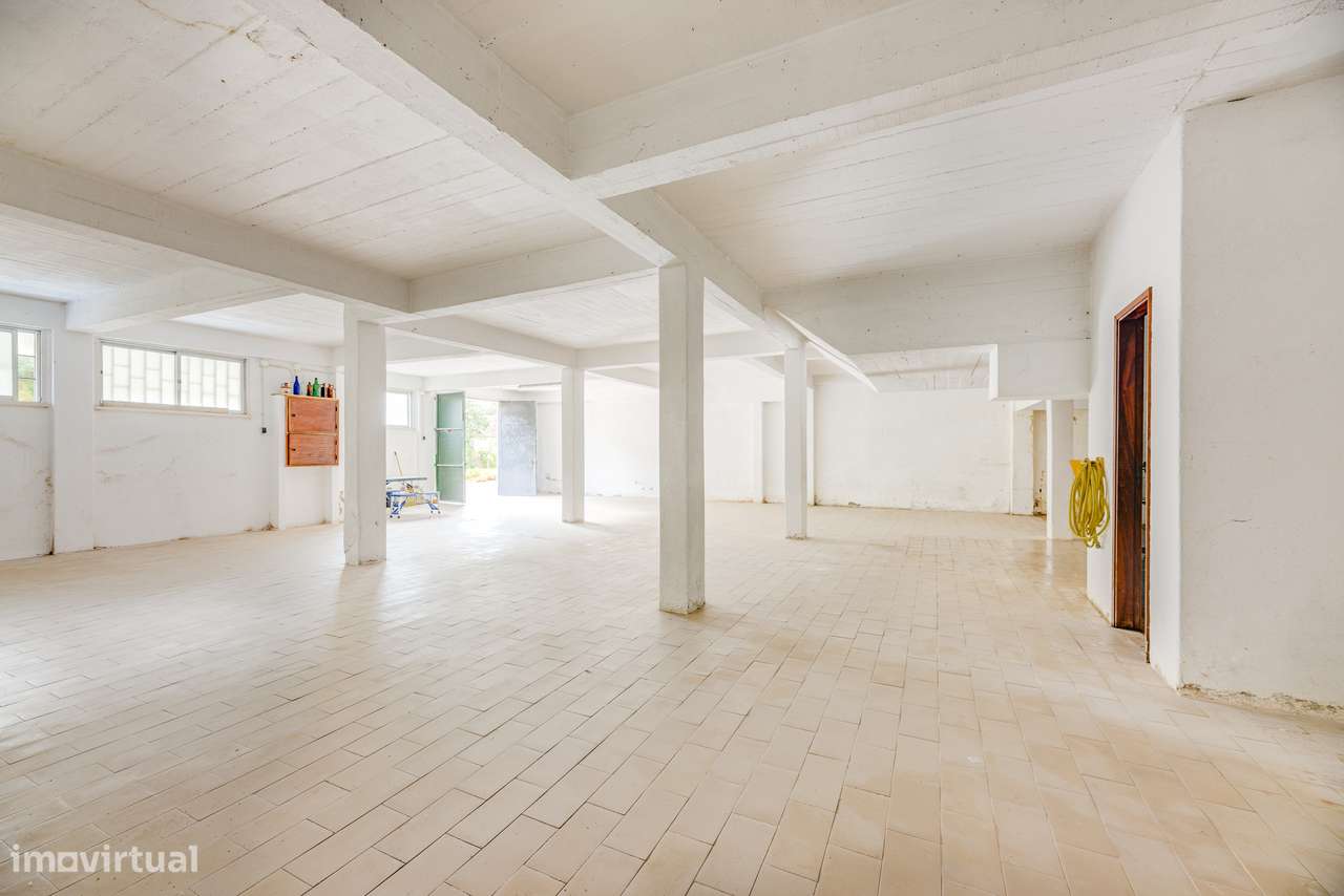 ARMAZÉM COM 180M2 | AMPLO E VERSÁTIL | CASA DE BANHO | QUELUZ - Grande imagem: 4/13