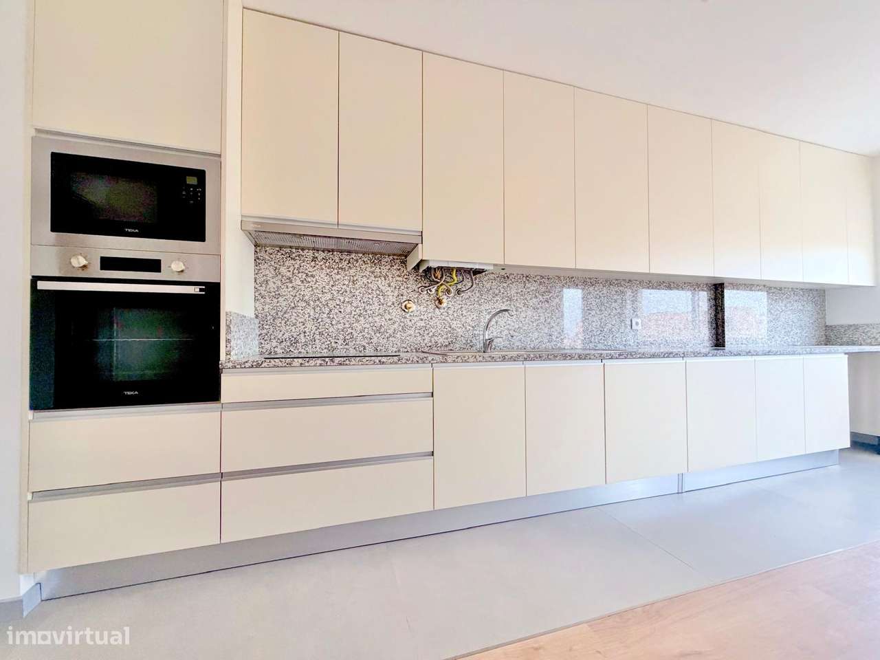 Apartamento T3 com elevador e garagem em Lamaçães-0