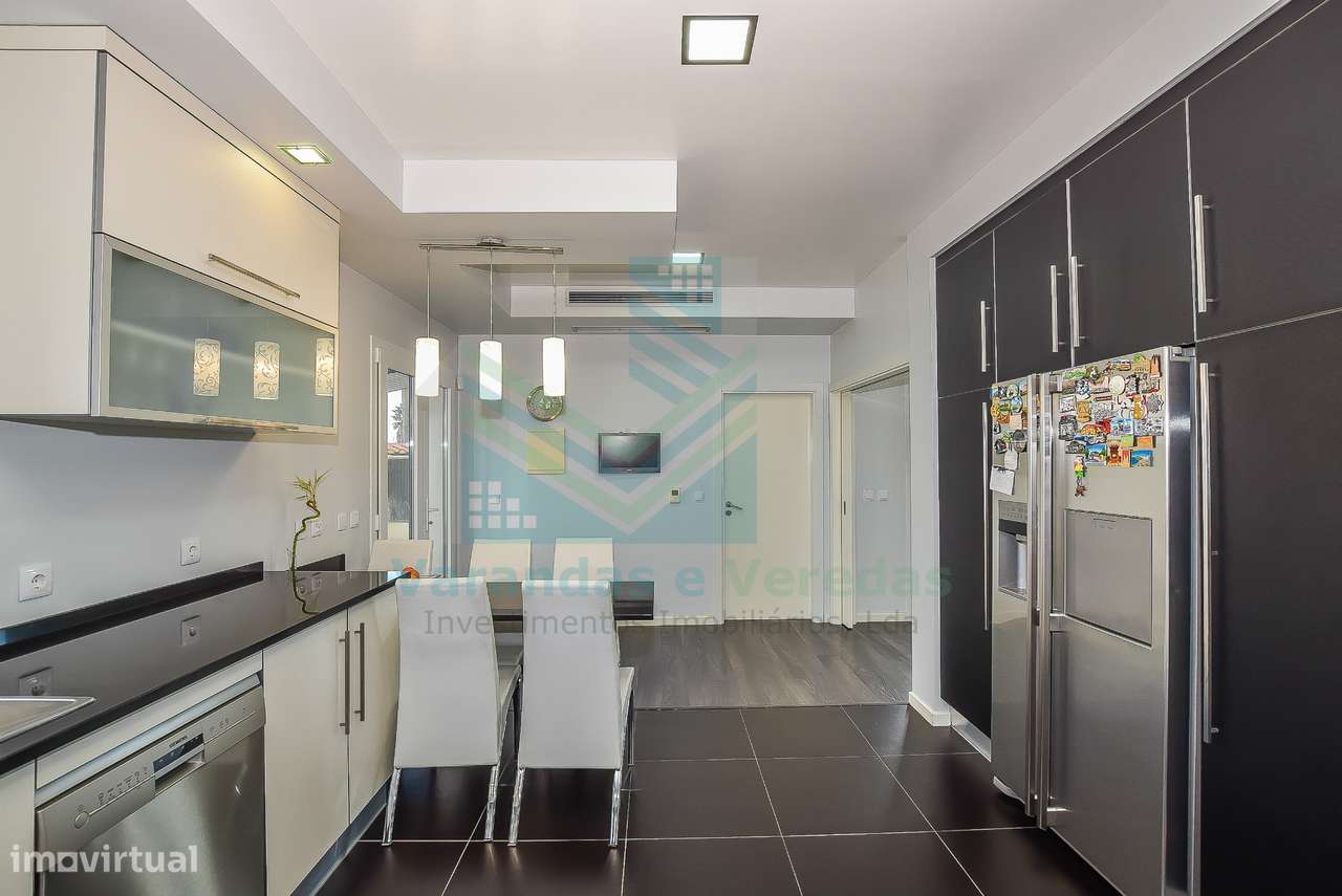 Moradia de luxo T5 com piscina e anexo-12