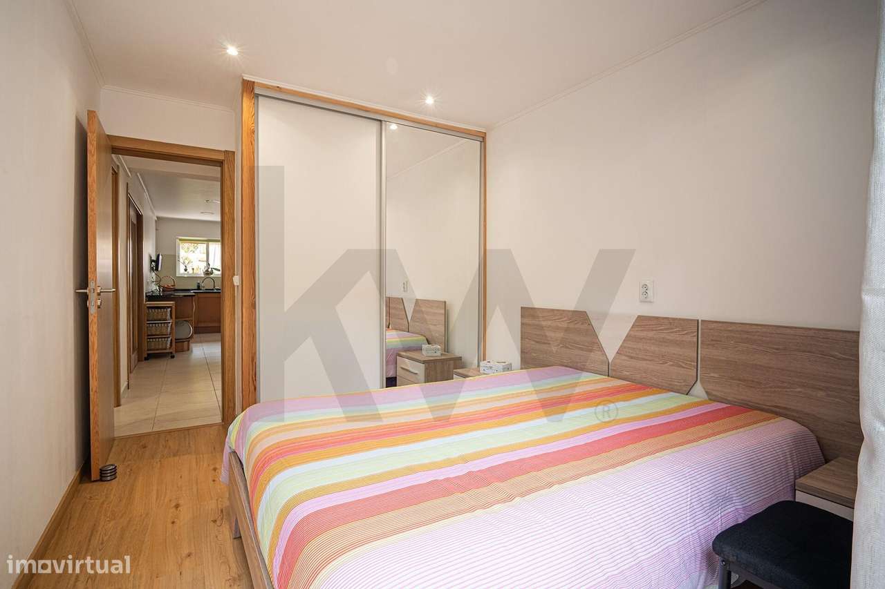 Apartamento T2 em Paço de Arcos: Conforto Exclusivo com Pátio Privativ-13