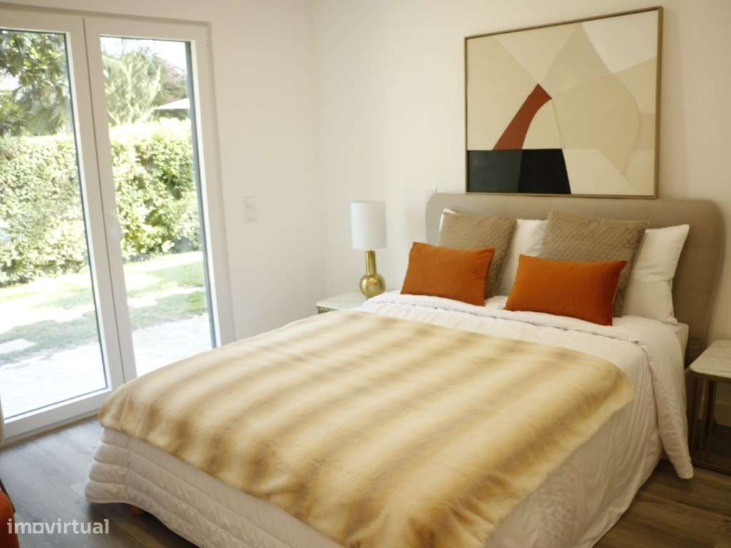 Moradia T4 com Jardim Privado e Piscina na Aroeira-21