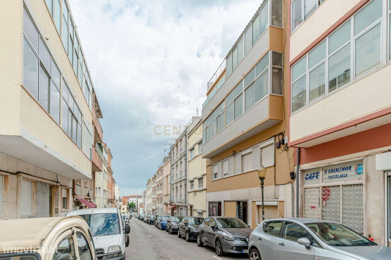T1 Renovado com Terraço na Ajuda, Lisboa-24