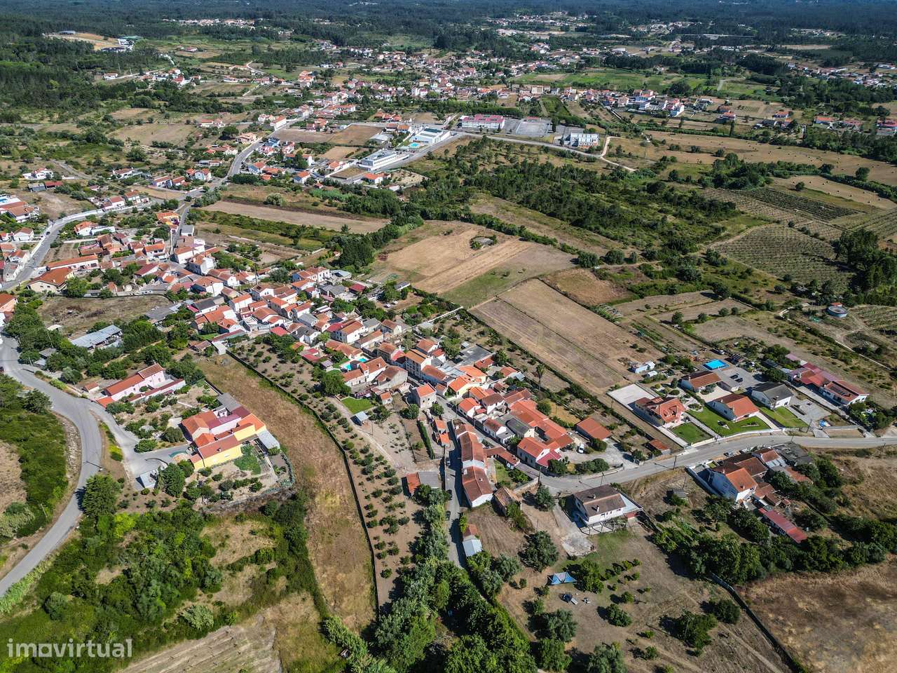 Propriedade com duas casas de habitação, piscina e terreno rústico com - Grande imagem: 5/60