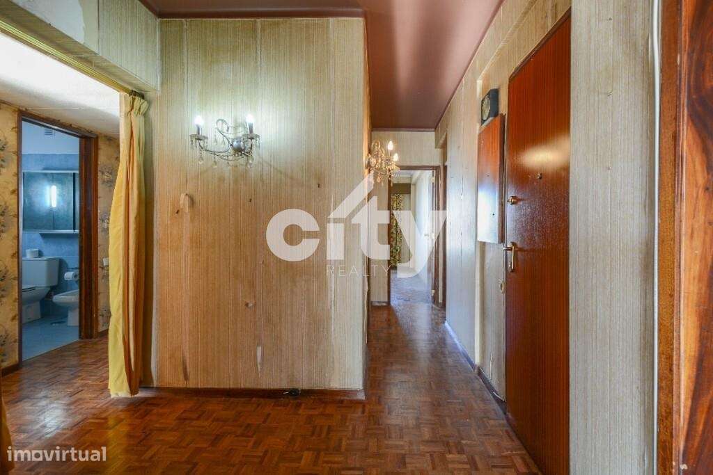 Apartamento T3 para remodelar situado na prestigiada Urbanização da Po-21