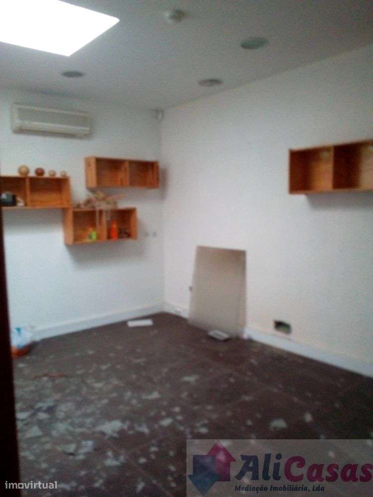 Loja com Montra e Cave-5