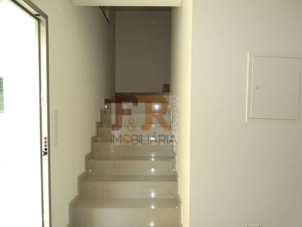 Moradia Geminada Duplex T3 semi-nova com Pérgula , Fernão Ferro
di...-18