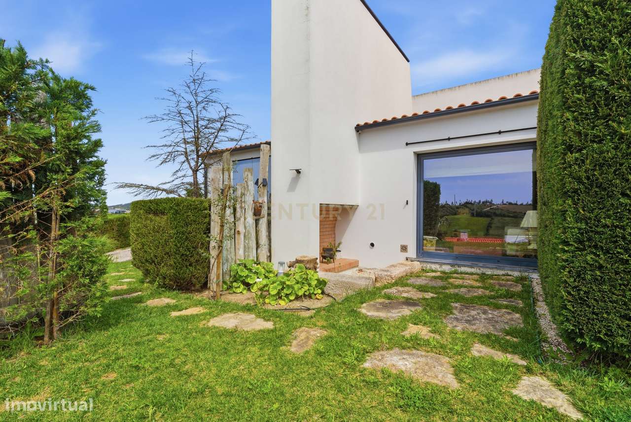 Quintinha T4 com edificação contemporânea no coração do Oeste, com ter-30