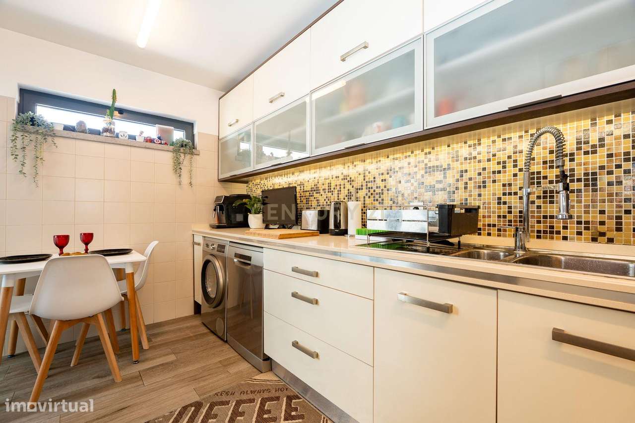 ** Moderna Moradia T4 c/ piscina e rooftop no condomínio privado "Vill-26