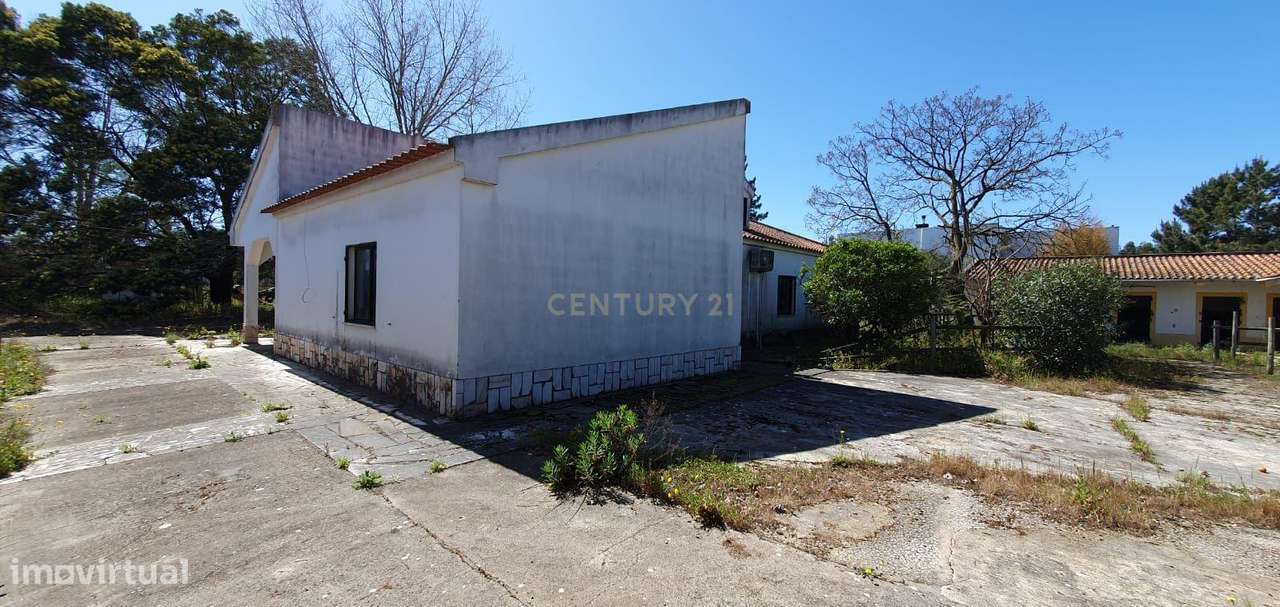 Quinta com 5000 m2  com moradia T4-16