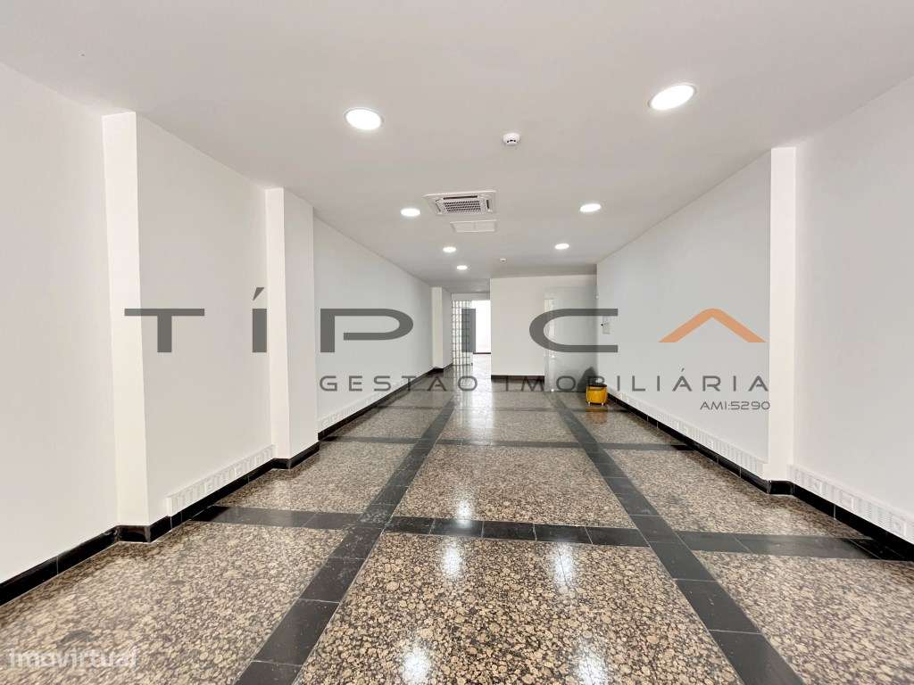 Loja com dois pisos bastante perto da Praça Paiva Couceiro - Grande imagem: 4/8