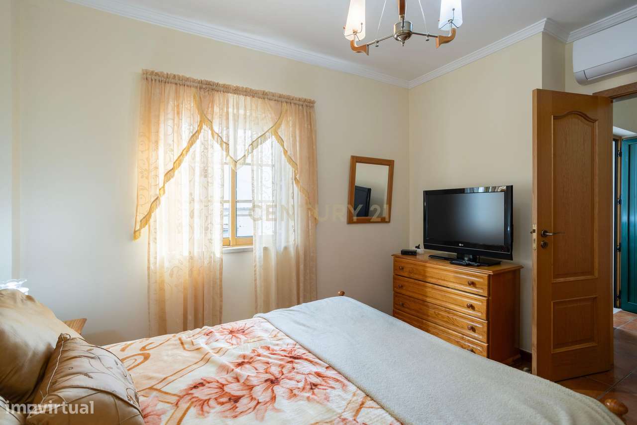 Moradia Tradicional T2 na Primeira Linha da Ria — Santa Luzia, Capital-13