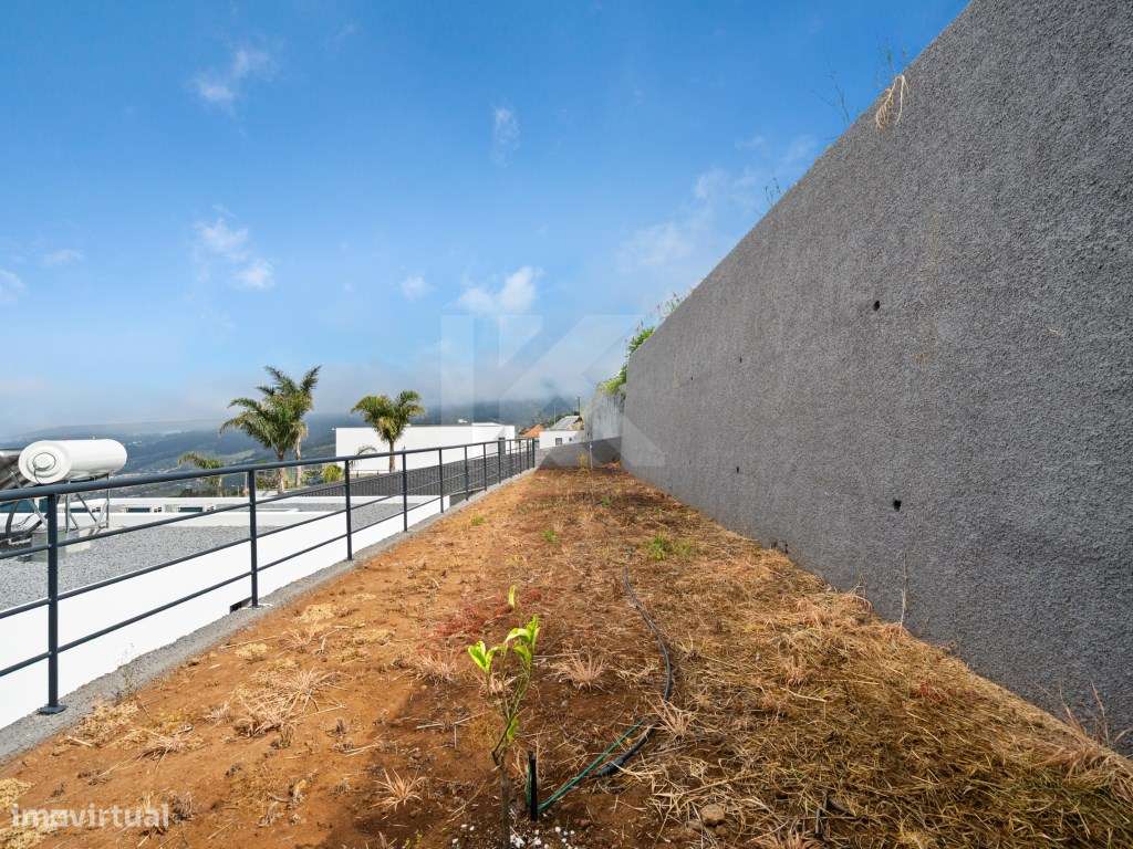 Moradia T3 com Piscina e Vista Mar no Arco da Calheta-37