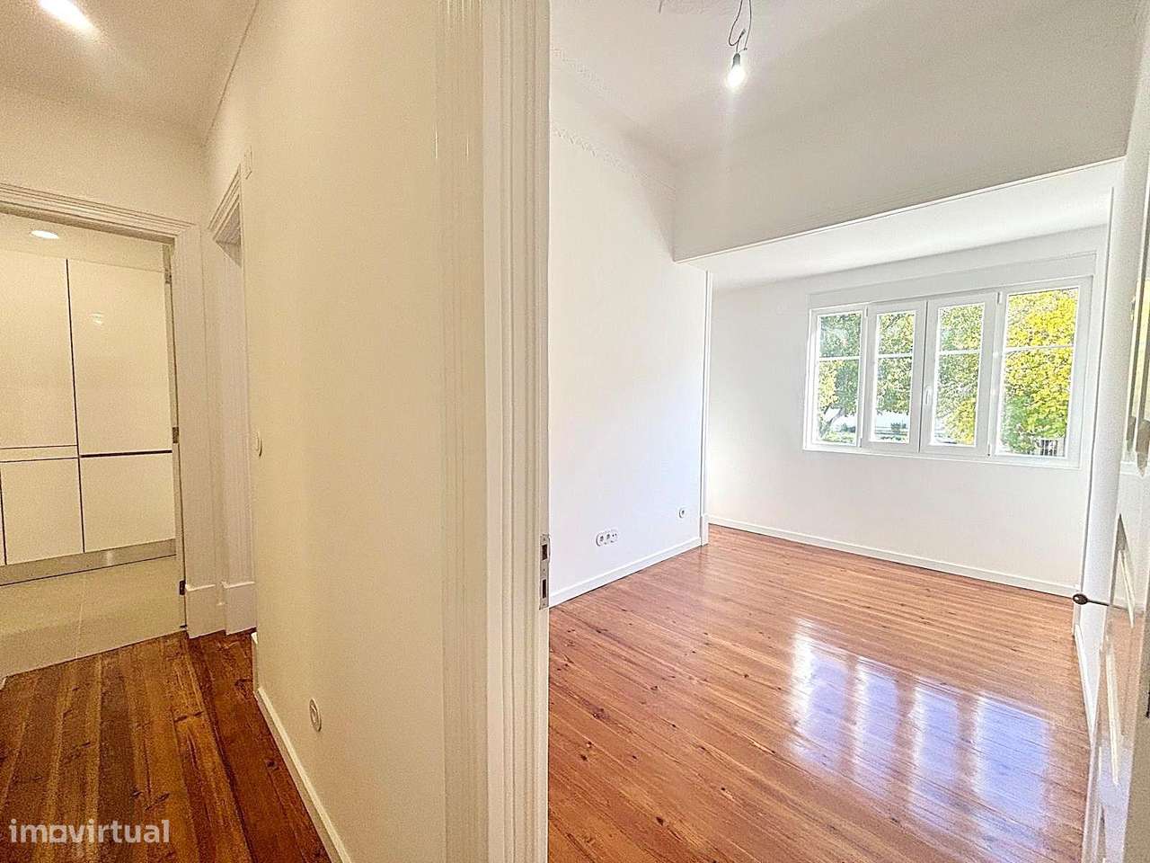 T3 totalmente remodelado com varanda na Av. General Roçadas!-10