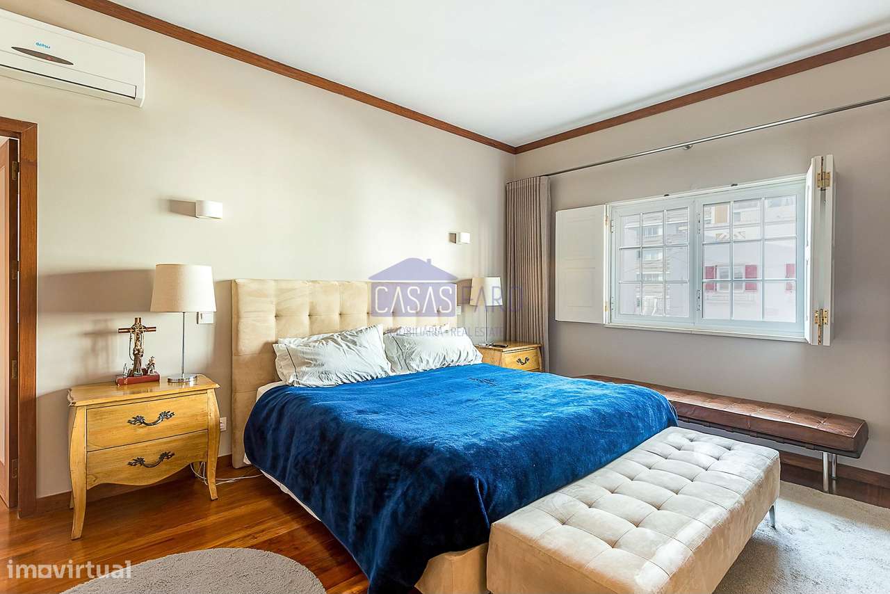 Imponente Moradia V3 de 3 pisos na zona da Avenida 5 de Outubro em Far-18