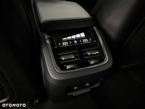 Volvo XC 60 D5 AWD R-Design - 11