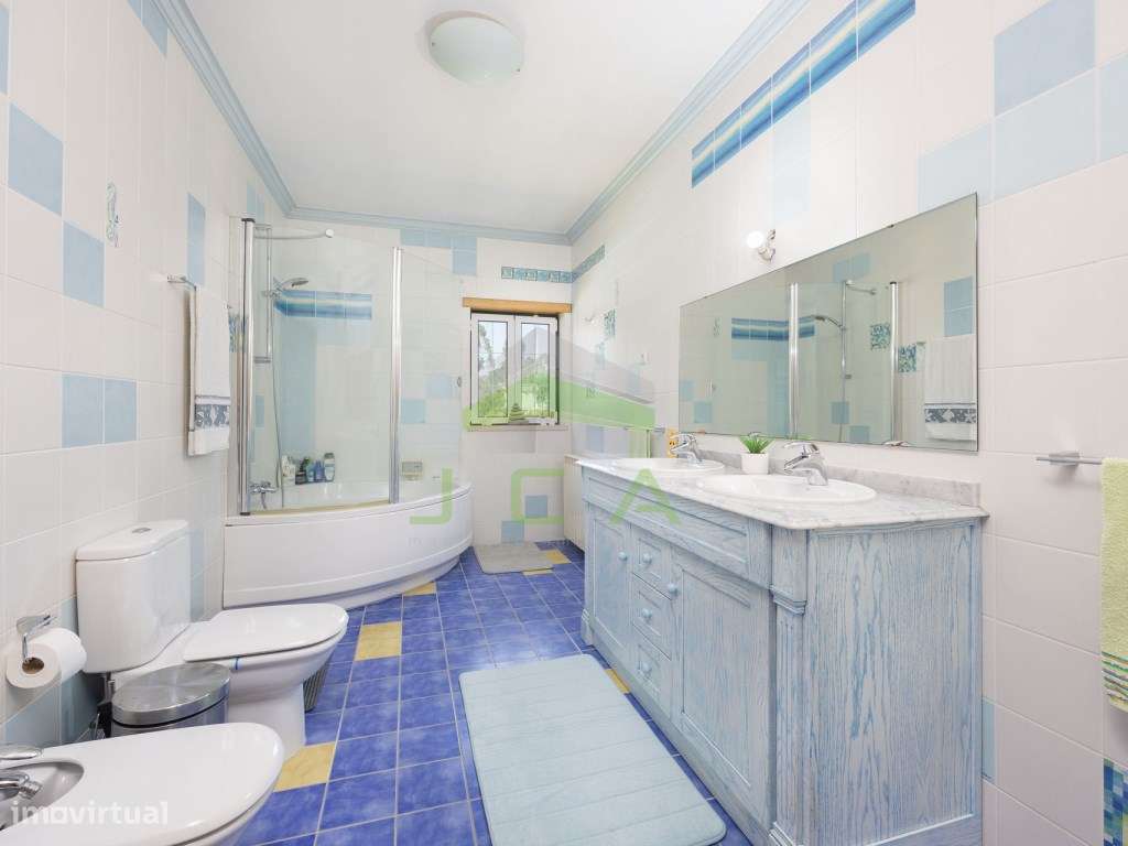 Moradia V4 com piscina e terreno-19