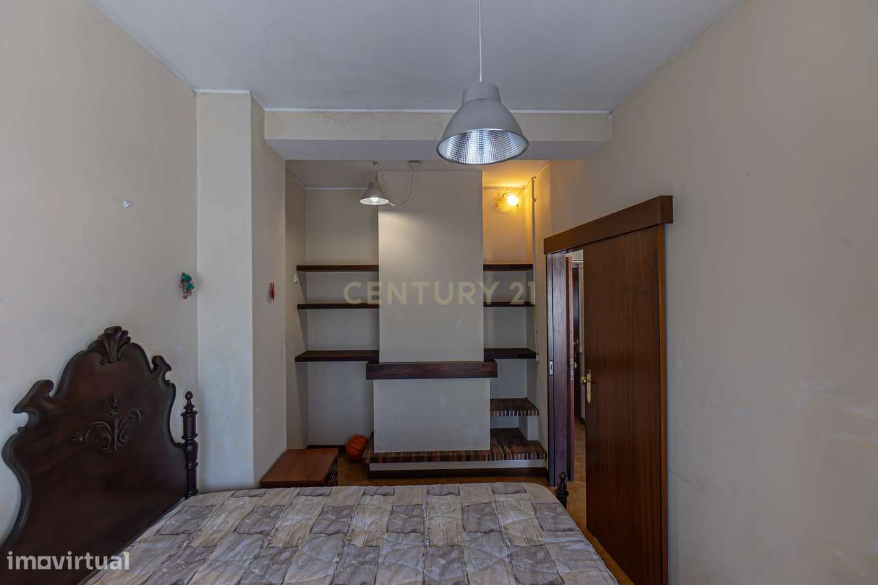 Apartamento T2+1 com Terraço na Prestigiada Rua da Alegria-13
