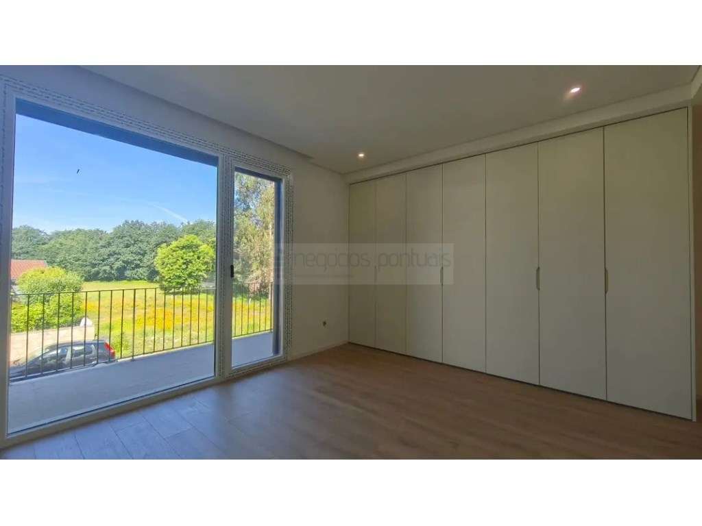 Moradia Geminada T4, com 2 suites-8