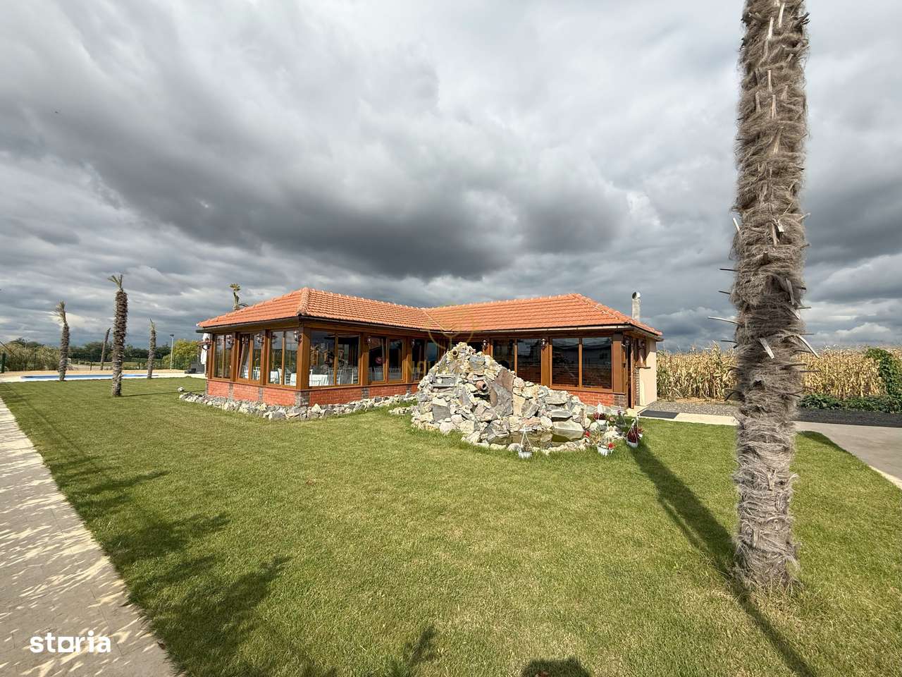 Vila de vanzare in APA-NORD  cu 2 Piscine/Zona de Relaxare/Acces lac-5