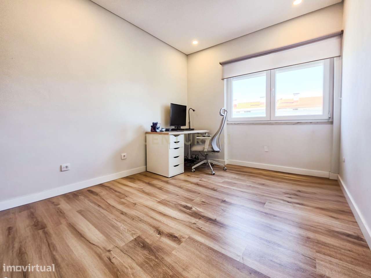 Apartamento Renovado com três Frentes em Verderena, Barreiro-18