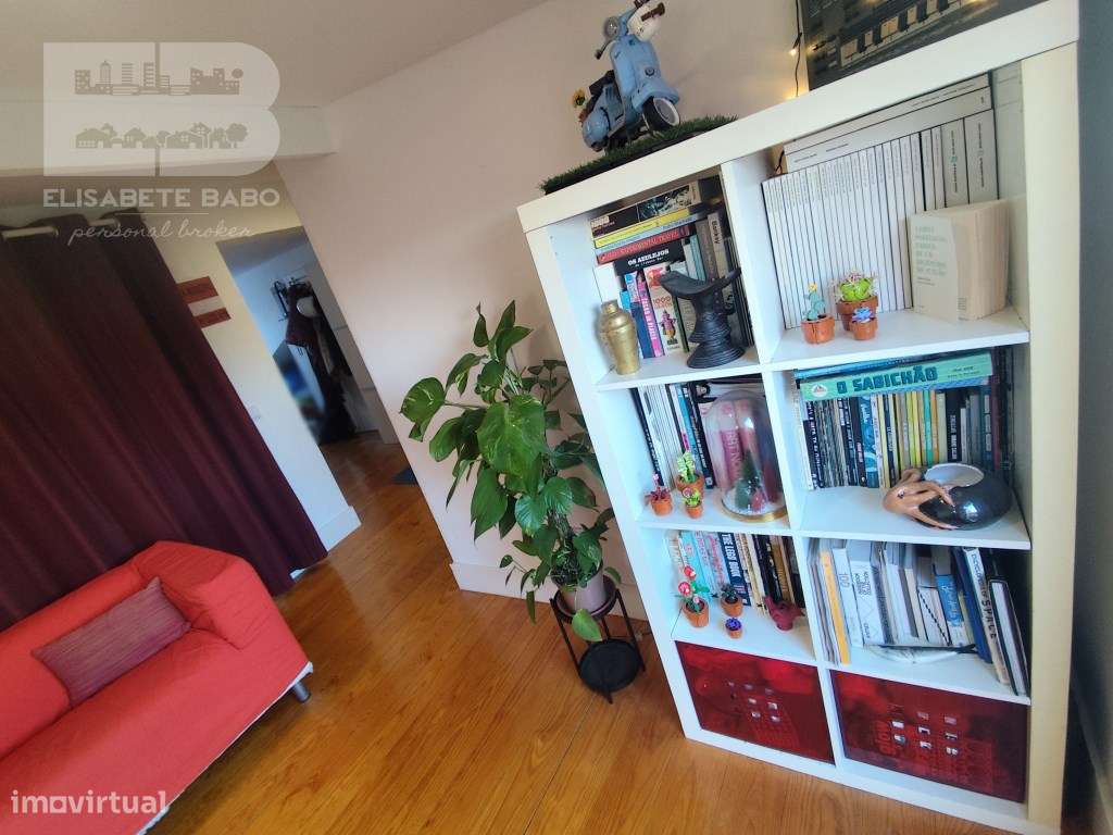 **Apartamento T1 em Campolide com Vista Deslumbrante sobre Monsanto**-12