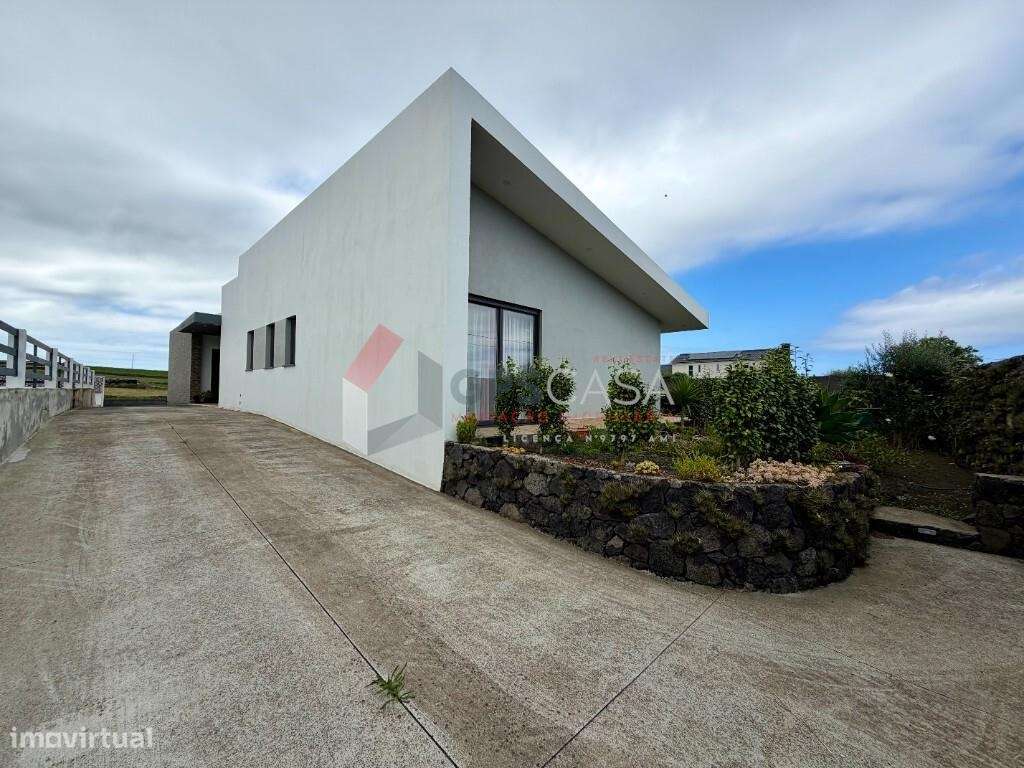 Moradia T3 de arquitetura moderna com excelentes áreas!-8