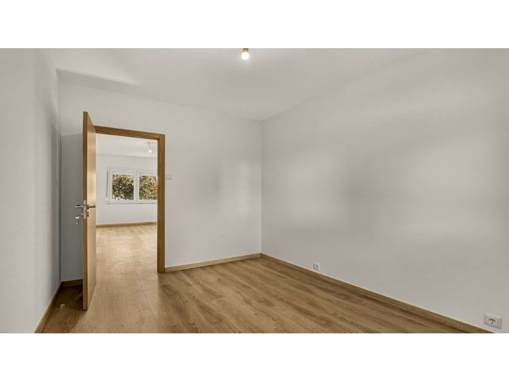 Apartamento T2 Remodelado nos Olivais-11