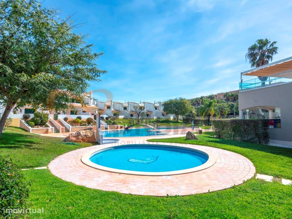 Moradia V2 para venda, inserida em condomínio privado com piscina, ... - Grande imagem: 2/31