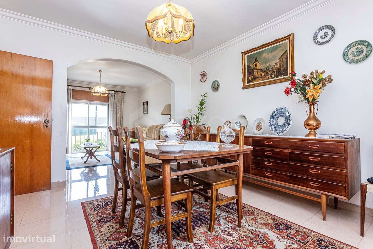 MORADIA GEMINADA À  VENDA EM PORTO SALVO– 3 PISOS, 2 FRENTES-8