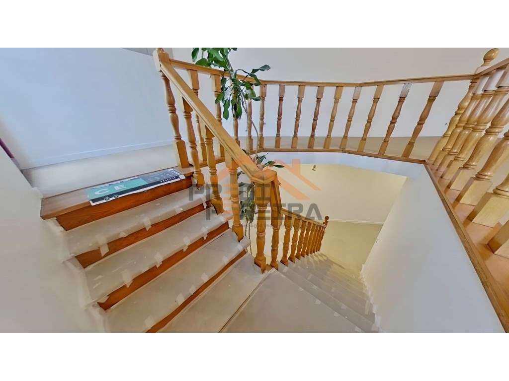 Apartamento T3 duplex remodelado, com box, situado em Casal de Cambra. - Grande imagem: 4/27