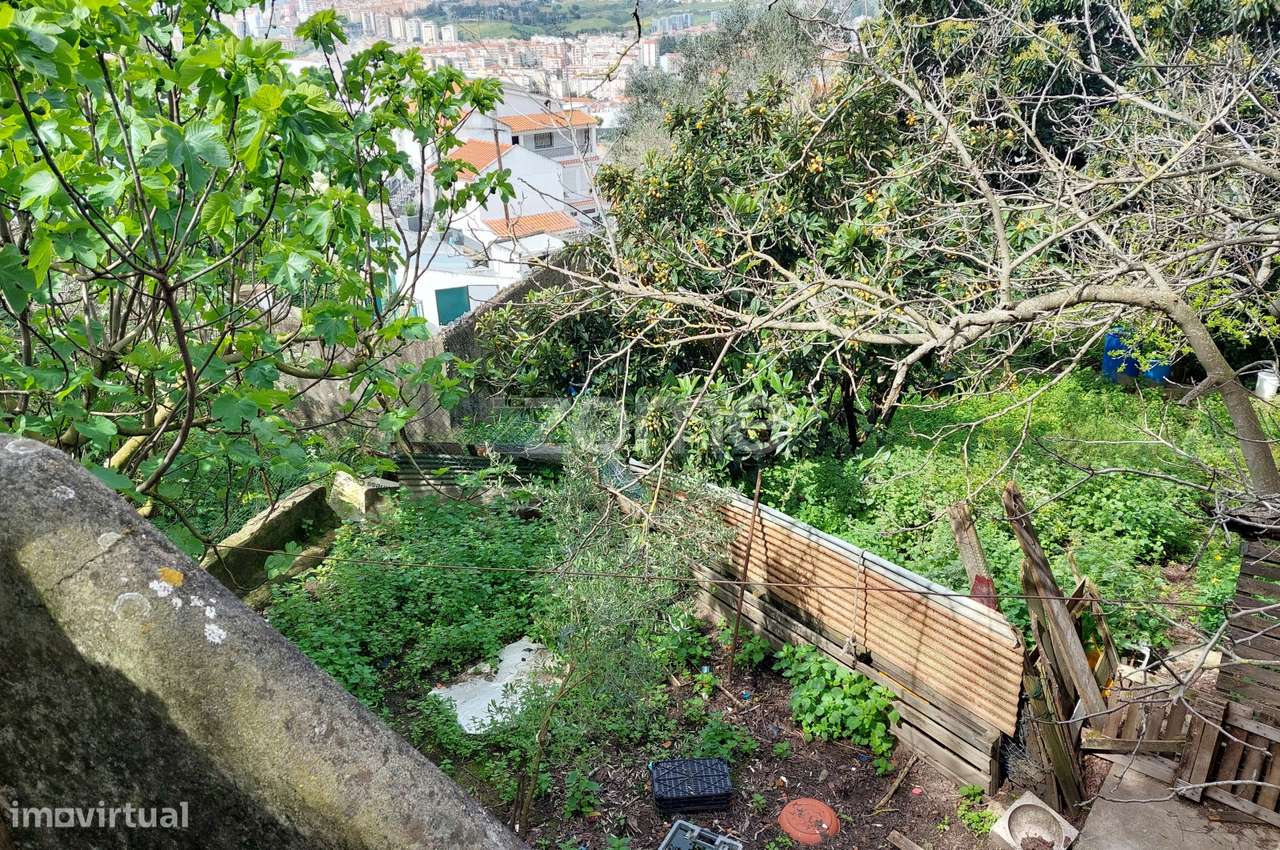 Terreno rústico (em avos) envolvido por moradias, em Camarate - Grande imagem: 4/17