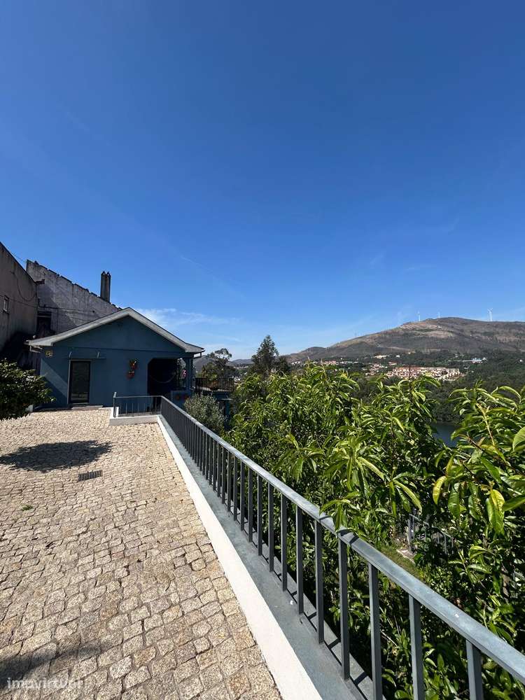 Moradia T4 isolada pronta a habitar com vista desafogada sobre o Douro-19