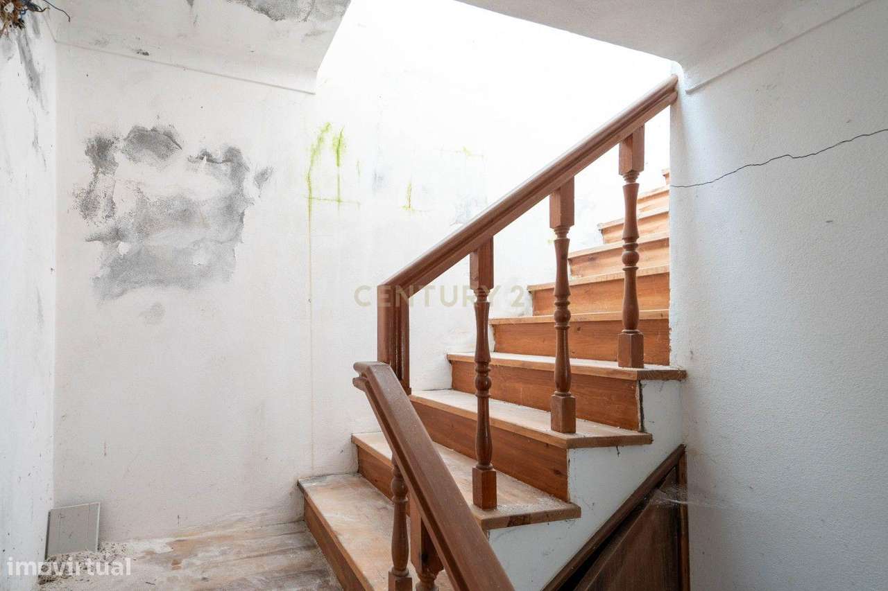 Moradia de dois pisos de tipologia T4 com terreno-39