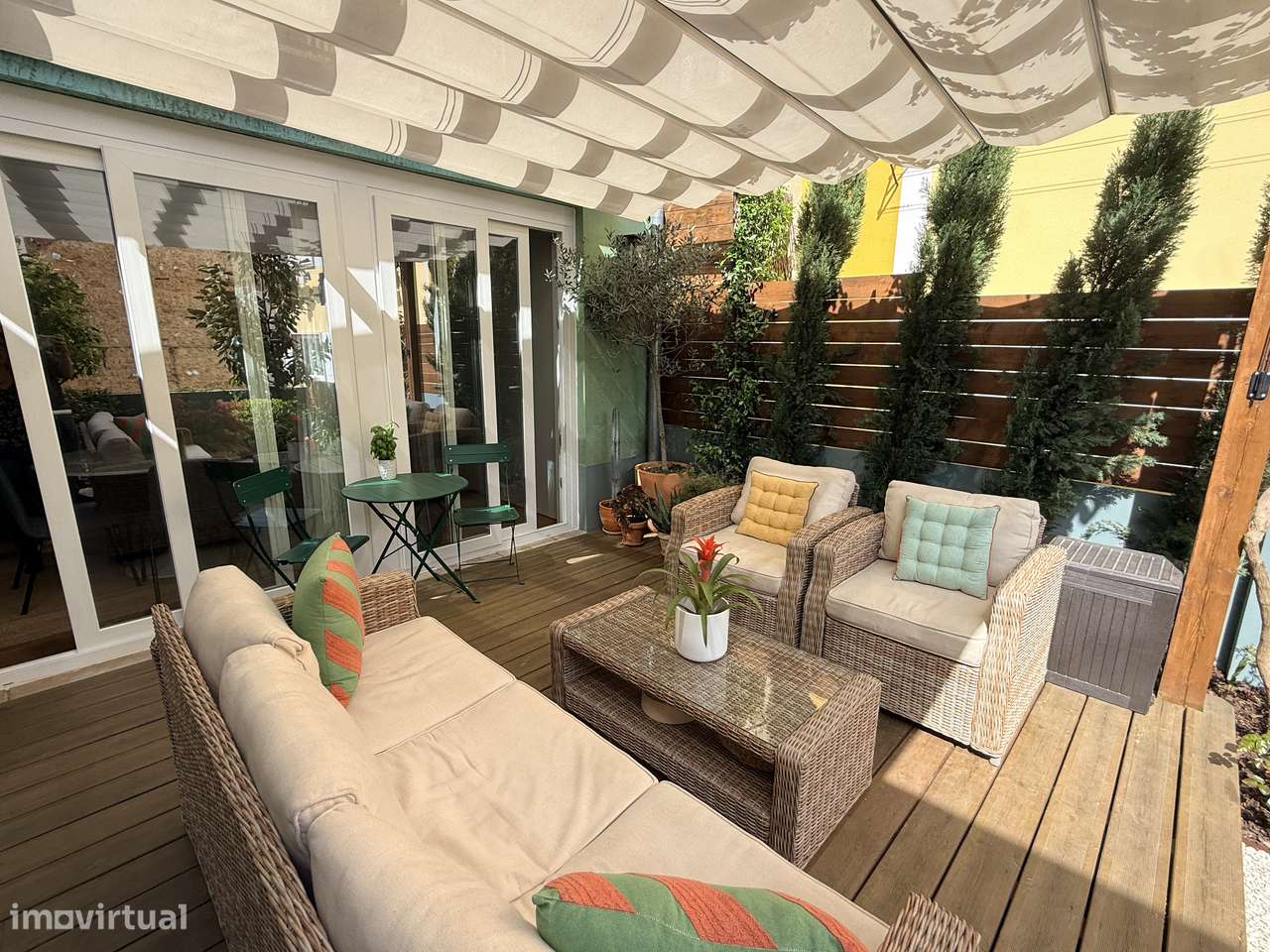 T2 com 2 casas de banho e jardim privativo na Graça-32